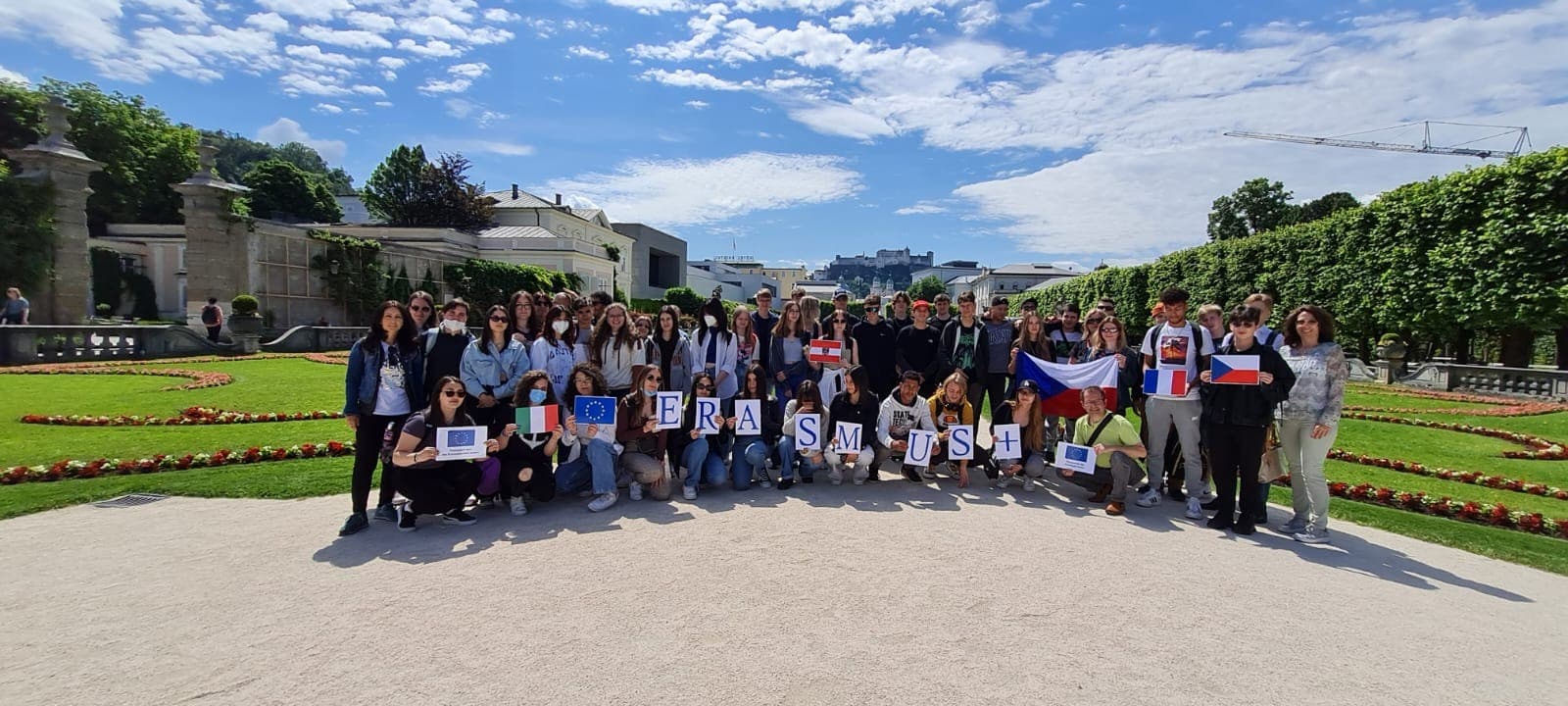 Skupina studentů ANOA s nápisem ERASMUS+ a vlajkami EU a partnerských zemí